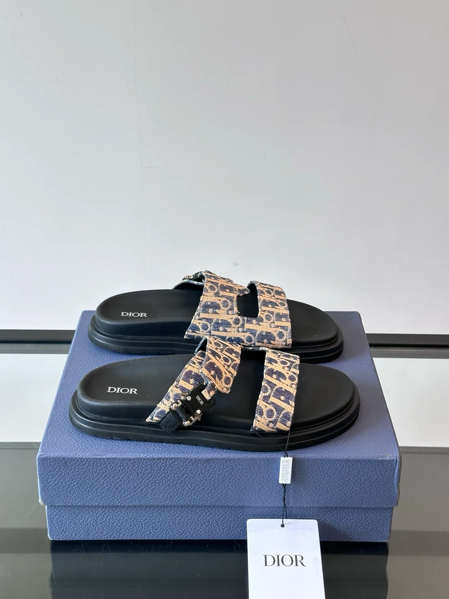Factory price: 300💰Dior Aqua men's sandals and slippers. Showcasing Dior haute couture design. The Dior gray suede strap is accented with an aluminum Dior buckle for added style. Paired with a comfortable tonal notch sole, they pair easily with shorts or jeans for a sophisticated look. Main body: suede cow leather, technical fabric lining: cow leather, with adjustable straps, aluminum Dior buckle, Dior gray EVA insole, tonal notch rubber outsole splicing structure👌👌 size: 38-44 (45.46 customized)